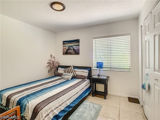 Building Photo - 4625 Bayshore Dr