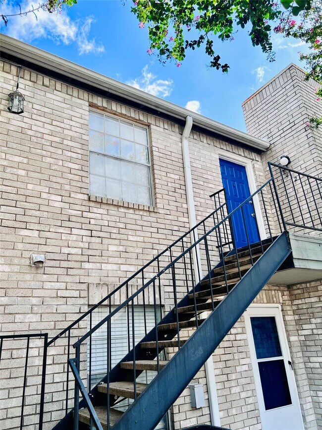 Building Photo - 9797 Leawood Blvd