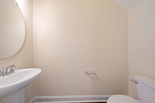 Building Photo - Available June 1!! Beautiful and Bright 4 Bedroom + 2.5 bath home with Loft & Open Floor Plan!