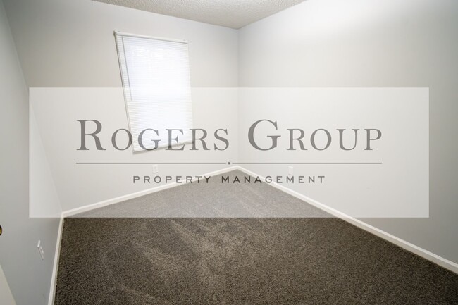 Building Photo - #233 - 100-102 Holly Ct Duplex