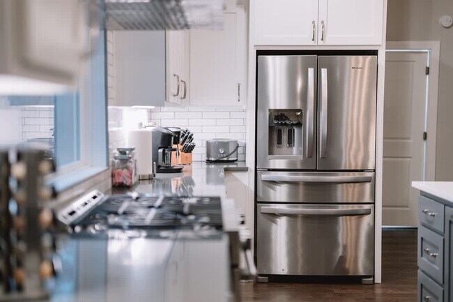 Building Photo - 2104 Almand Dr