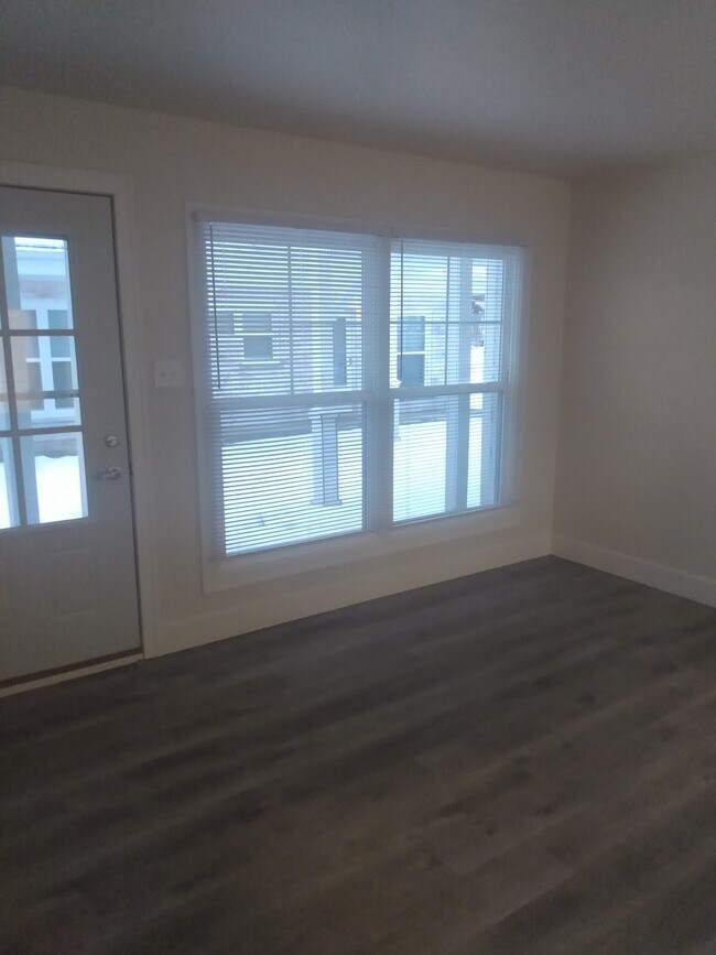 Building Photo - 1527 W Farnum Ave