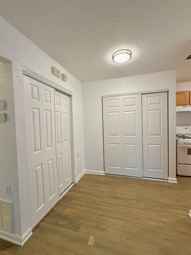 Building Photo - Now available! Charming 2 bed / 1 bath condo in a prime Tallahassee location.