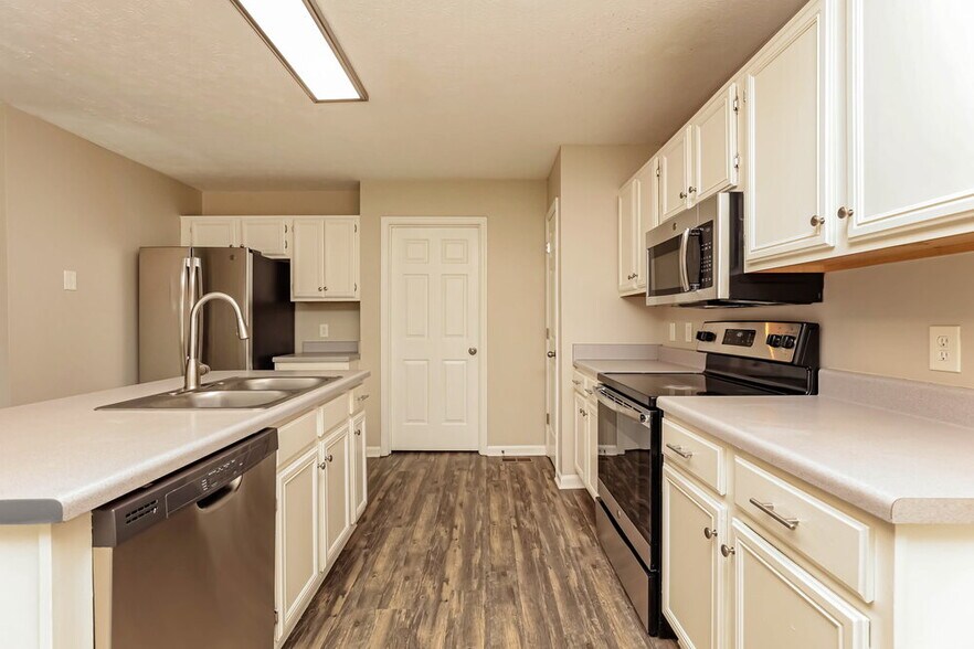 Building Photo - 210 St Lukes Ln