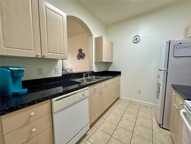 Building Photo - 2300 Silver Palm Dr