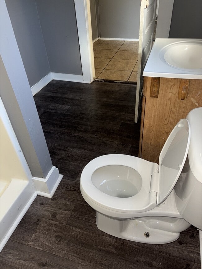 Building Photo - 3 Bedroom 1 Bathroom