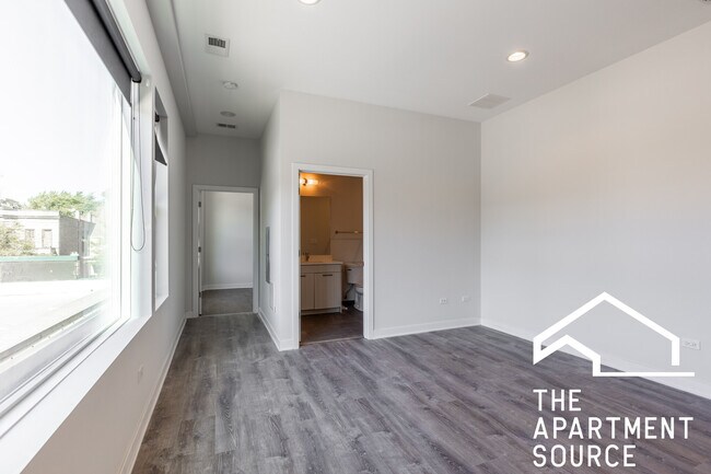 Building Photo - 2247 W Lawrence Ave