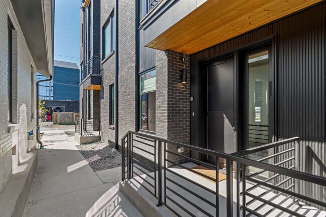 Building Photo - 1117 3rd Ave S