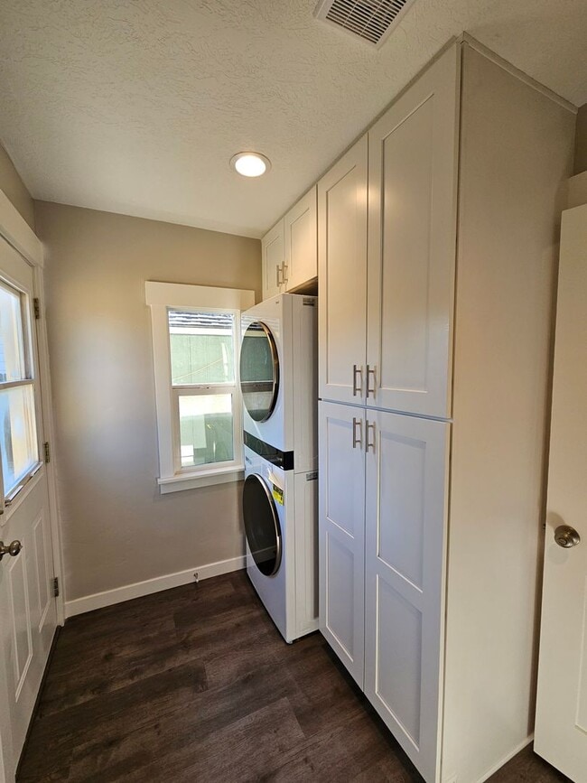 Building Photo - 3 Bedroom Fully Remodeled Home in Downtown...