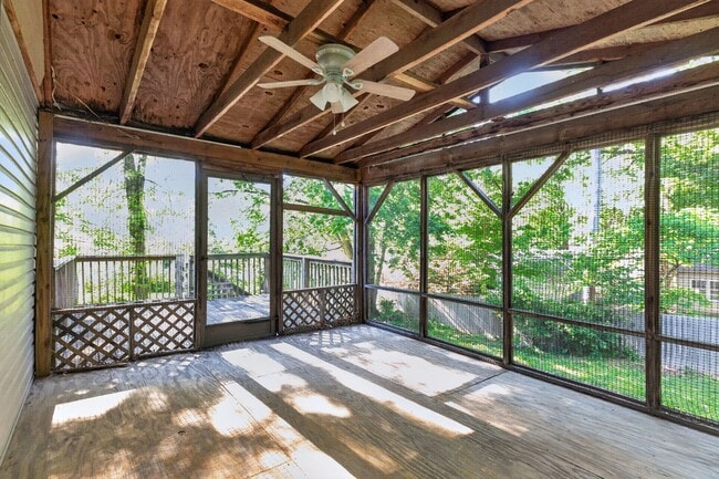 Building Photo - Your Next Home Awaits: 4BR/2BA in Desirable Prairie Village Location!