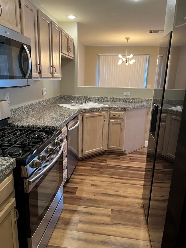 Building Photo - GORGEOUS TOWNHOME FOR IMMEDIATE MOVE-IN
