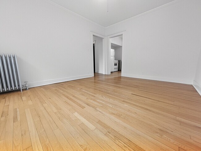 Building Photo - Large 3-bed/1-bath Apartment in the Heart of Rogers Park!
