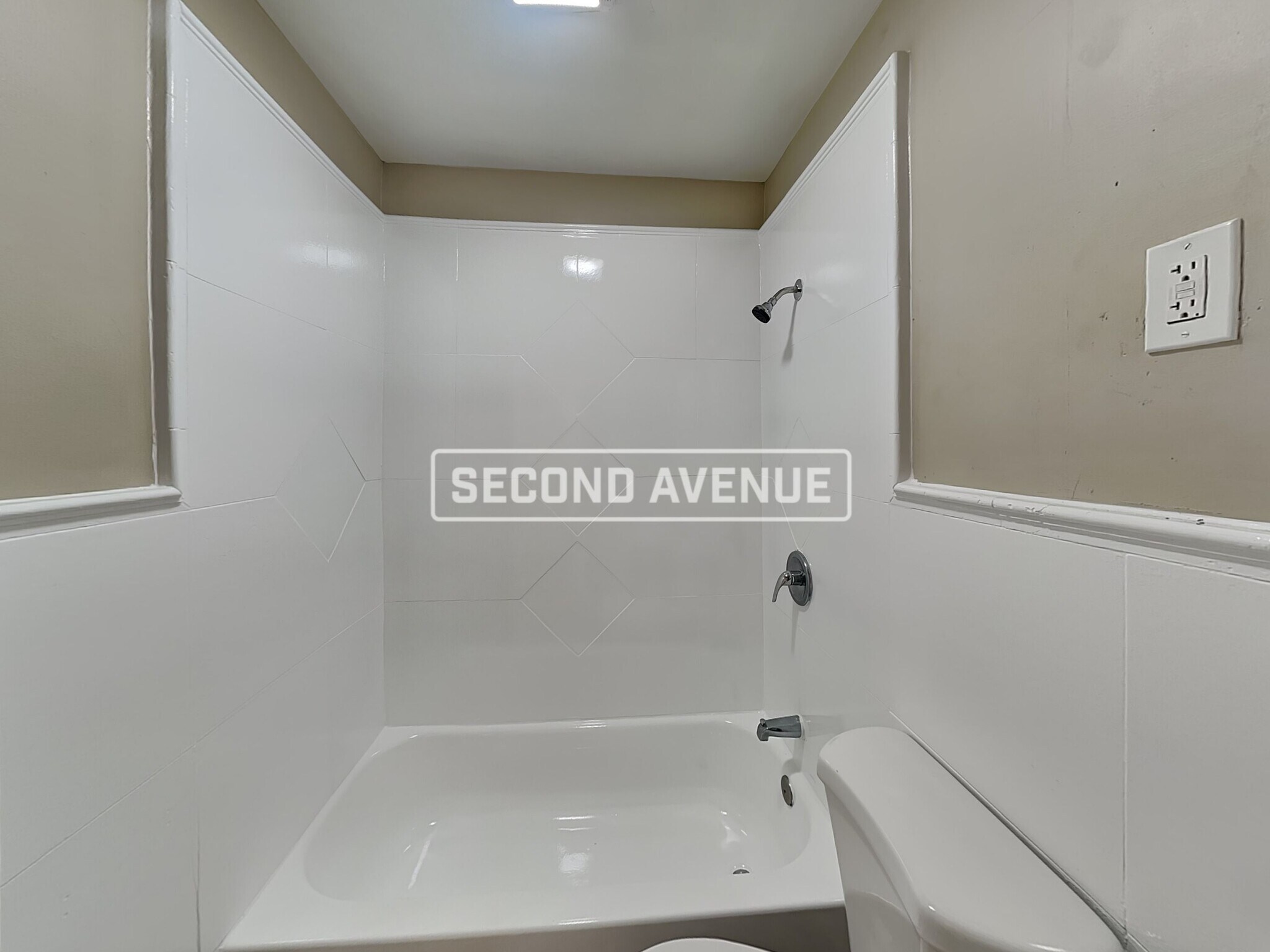 Building Photo - 1584 W 27th St