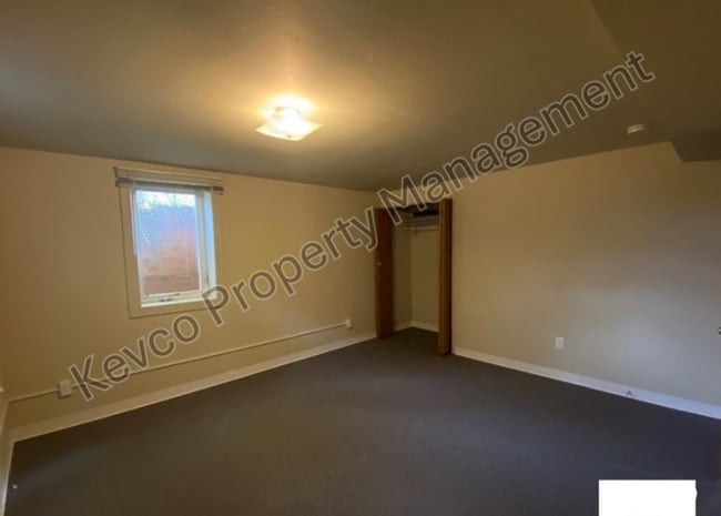 Building Photo - Incredibly Spacious House!
