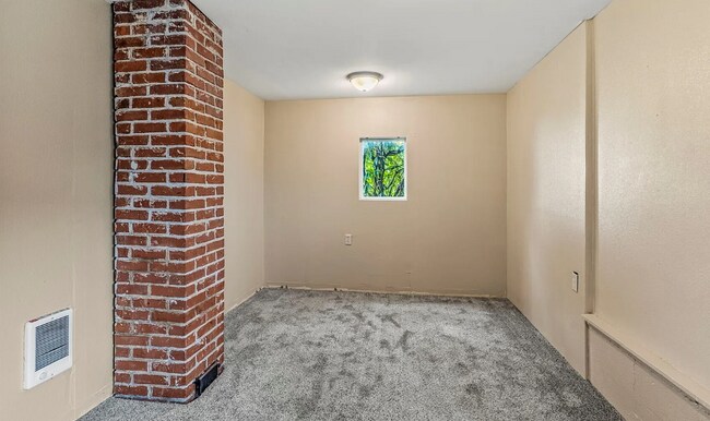 Building Photo - 160 Maple St