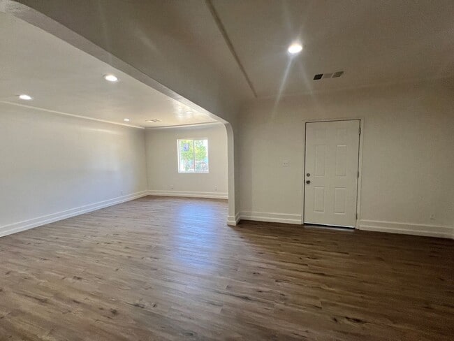 Building Photo - 3 bedroom 2 bath newly remolded home
