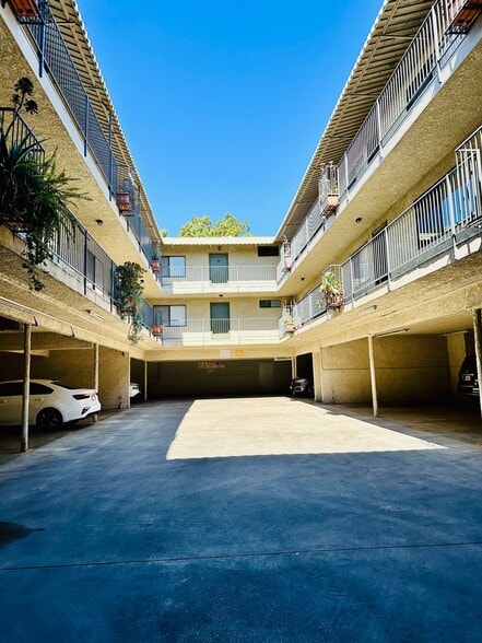 Primary Photo - 6545 Hazeltine Ave. Van Nuys, CA.