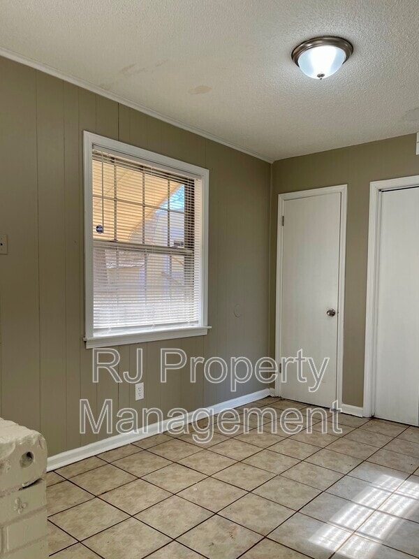 Building Photo - 4211 Lansdowne Dr