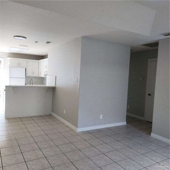 Building Photo - 1501 W Carmen Ave