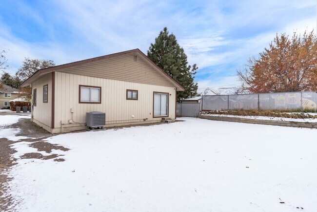 Building Photo - Huge Kitchen, 1000 sq ft Shop/Garage, Remodeled 3 bedroom