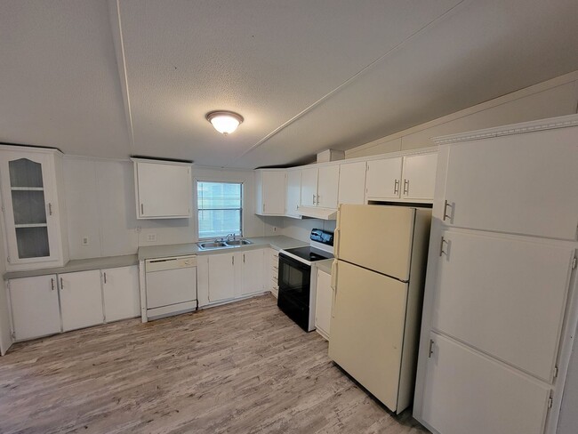 Building Photo - Adorable 3/2 in Homosassa!!