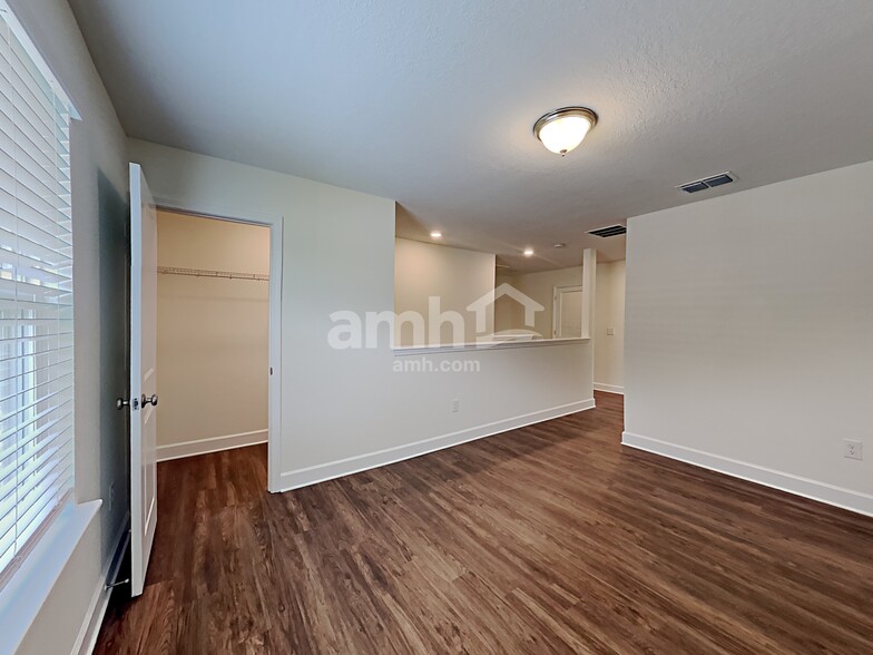 Building Photo - 907 Walden Pond Dr