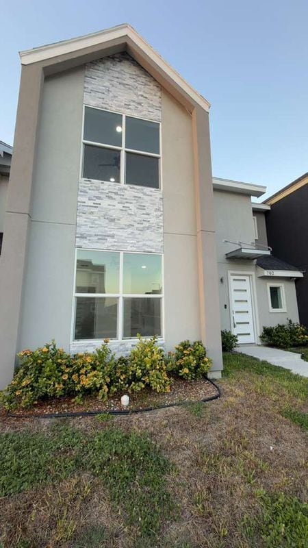Building Photo - 702 W Seminole Ave