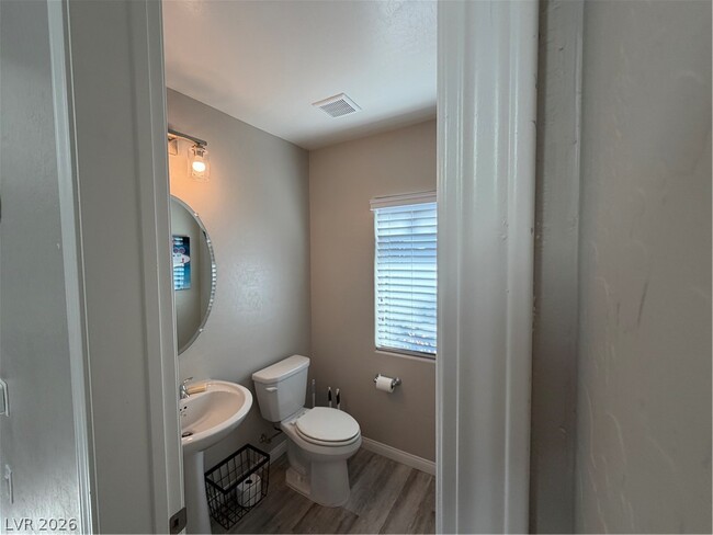 Building Photo - 572 Pear Lake St