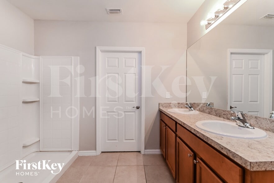 Building Photo - 614 SW 25th Ln