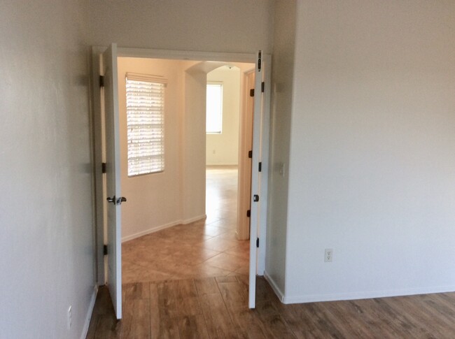 Building Photo - 4 Bdrm + Den / 2.5 Bath, 2 Story NW, off T...