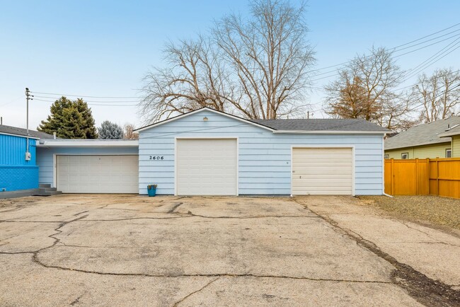 Building Photo - Charming 4 Bed, 2 Bath Home with 2 Shops i...