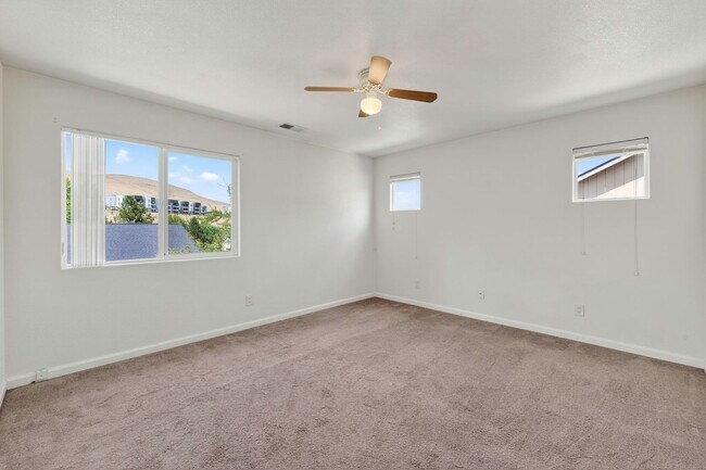 Building Photo - 5 Bedroom Home Close to UNR!