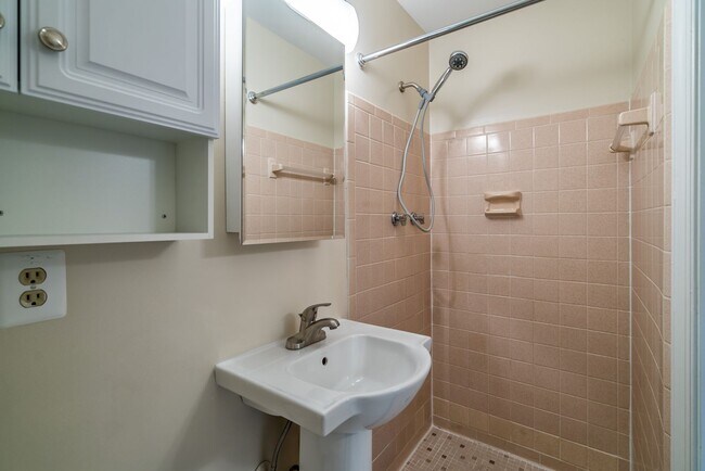 Building Photo - Location is Everything With This 3 Bed 3.5 Bath Townhouse in Hampton Court Community