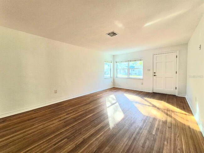 Building Photo - 2617 W Watrous Ave