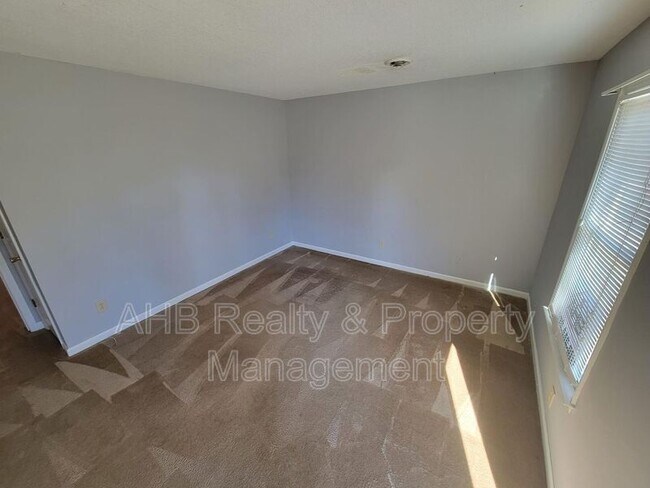 Building Photo - 309 Somers Ave
