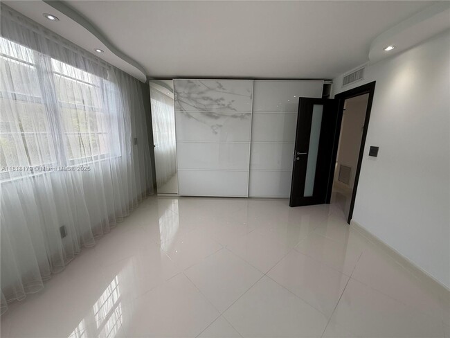 Building Photo - 3161 S Ocean Dr