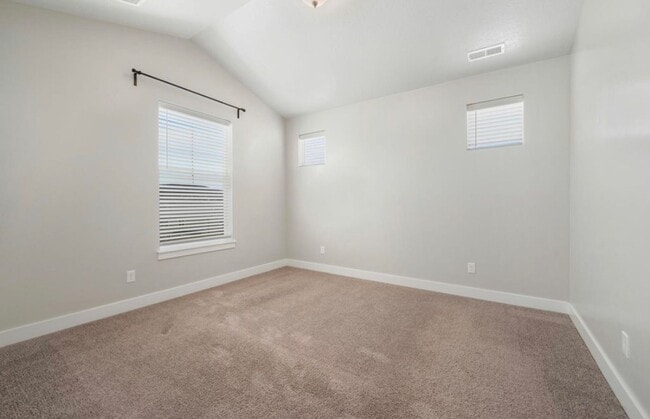 Building Photo - 3 Bedroom/2 Bathroom condo in Vineyard