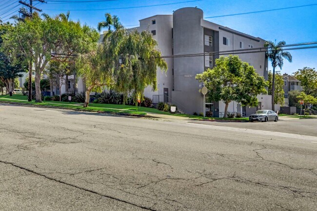 Building Photo - 16070 W Sunset Blvd