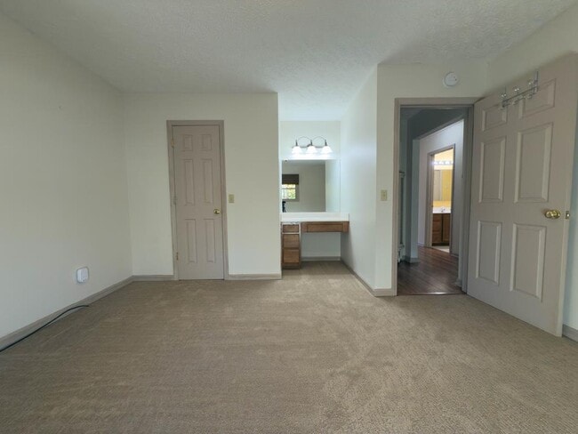 Building Photo - 450 Rhododendron Ln