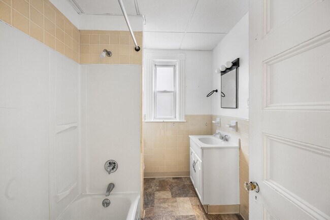 Building Photo - 12 Porter St