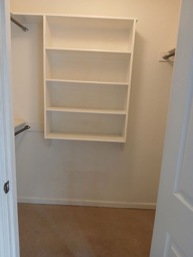 Building Photo - Charming and specious   3BR House in Bryant