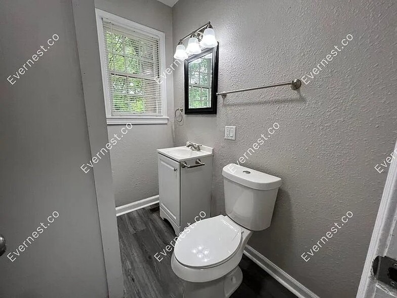 Building Photo - 1418 Division St