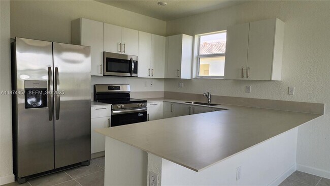 Building Photo - 2965 SE 23rd Ave