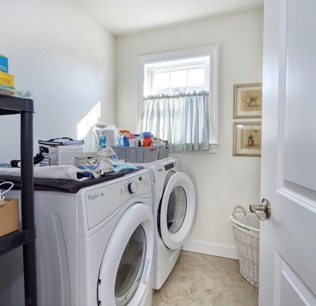 Building Photo - 32 Lagrange St