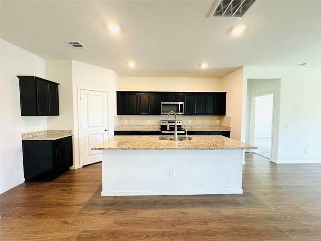 Building Photo - 1013 Pitch Pne Ct