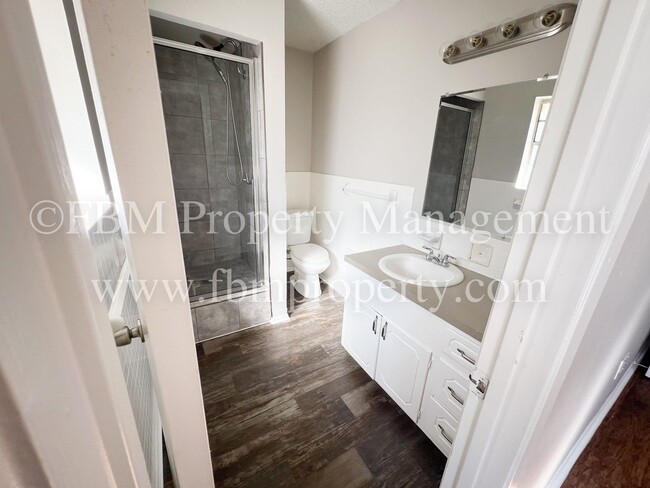 Building Photo - 211 Stonegate Dr