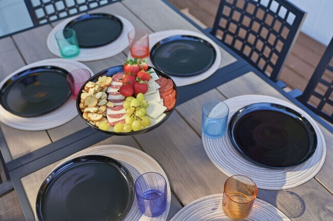 Building Photo - 720 1/2 West Woodlawn Avenue-SI ID1271939P