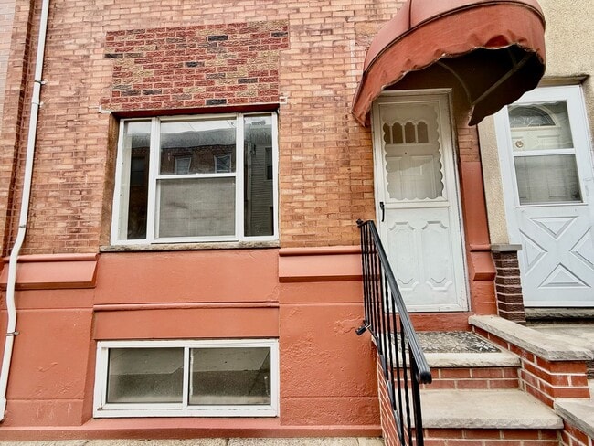 Building Photo - Spacious 3 BR / 1 BA HOUSE in Great South Philly location w/ Hardwood Flooring-Nice Kitchen-Washe...