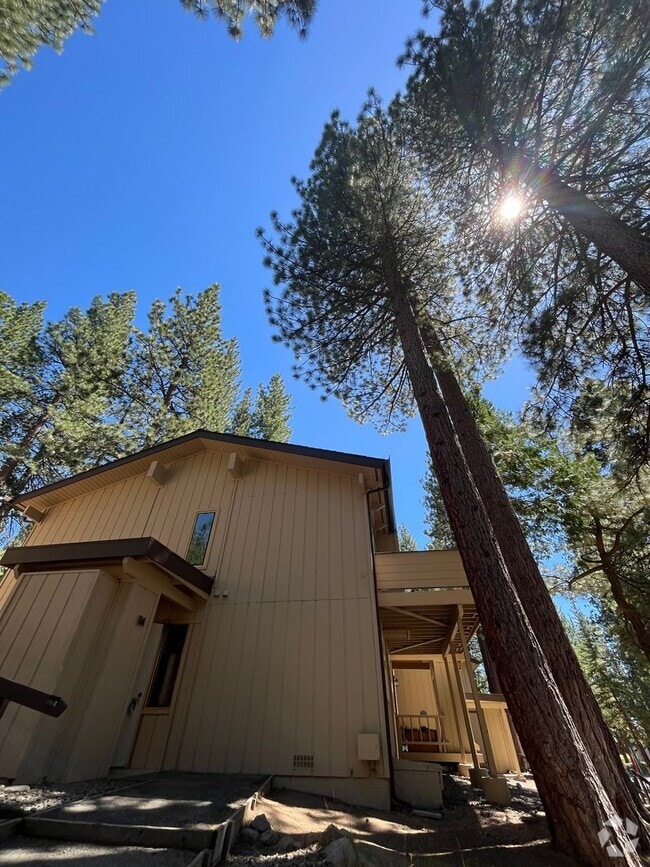 Building Photo - Available Now! 4 bedroom, 2.5 bath unit