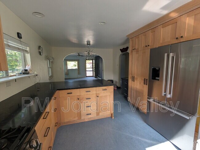 Building Photo - 2511 S 800 E